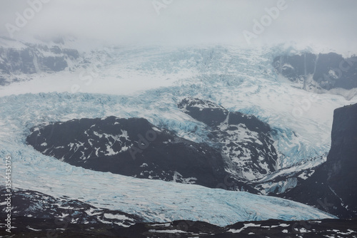 Obraz na płótnie Glacial mountains in Iceland, showcasing rugged peaks and icy landscapes. A breathtaking view of nature's raw power, shaped by time and elements. Perfect for travel, adventure, and nature themes. w salonie