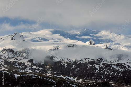 Obraz na płótnie Glacial mountains in Iceland, showcasing rugged peaks and icy landscapes. A breathtaking view of nature's raw power, shaped by time and elements. Perfect for travel, adventure, and nature themes. w salonie