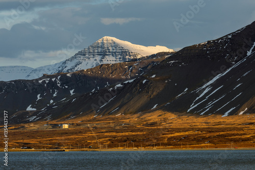 Obraz na płótnie Iceland's diverse landscape features majestic mountains, dramatic coastlines, glaciers, and volcanic fields. A land of contrasts, where fire meets ice, offering breathtaking views for nature and trave w salonie
