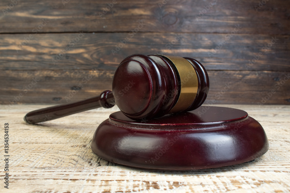 Obraz premium Judge gavel on wooden table. justice and law concept.
