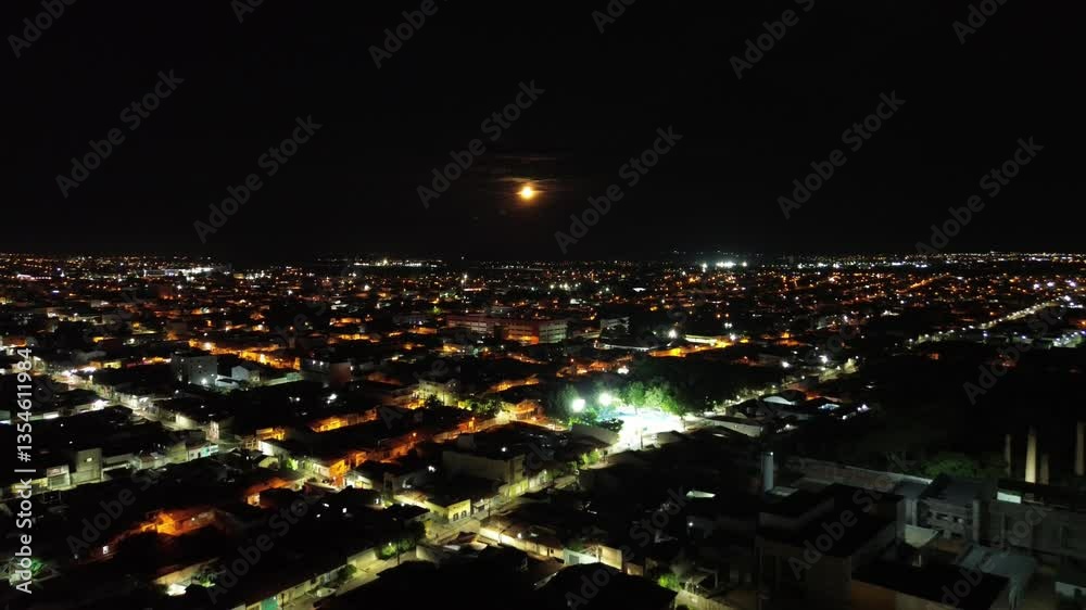 Cidade em noite de lua cheia
