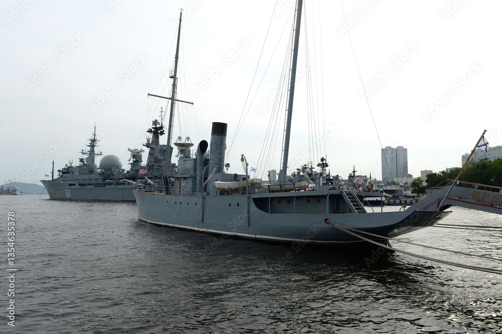 Naklejka premium The Red Pennant Museum Ship in the Golden Horn Bay in Vladivostok