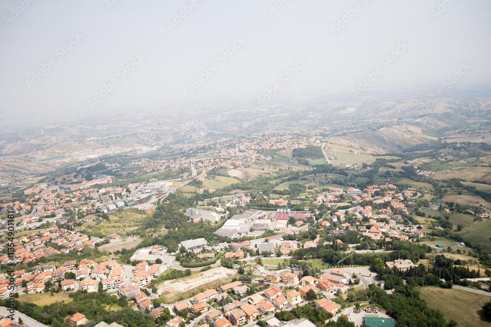 Obraz premium An awe-inspiring aerial view of San Marino, capturing the layout of the city and its picturesque surroundings from above.