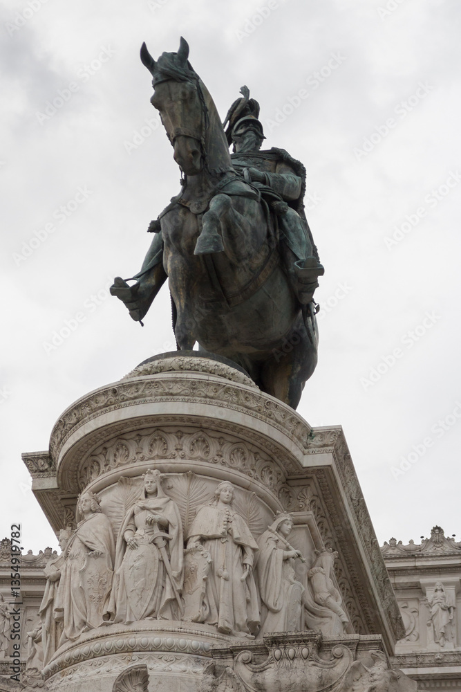 Obraz premium A grand image of the Equestrian Statue of Vittorio Emanuele II, located in the heart of Rome.