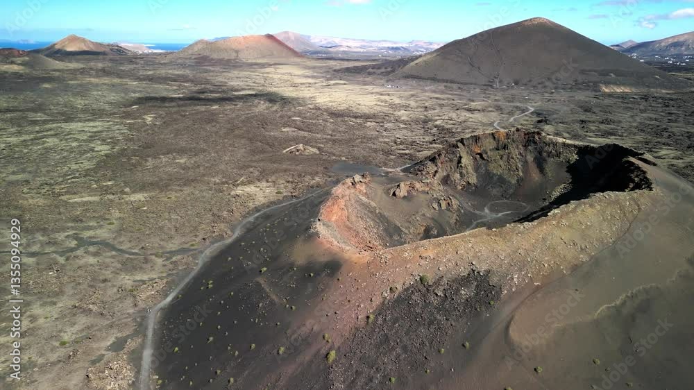 Niesamowite wulkany na wyspie Lanzarote nagrane z powietrza - dron