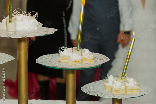 Obraz na płótnie Beautiful wedding cake at a wedding with glowing lights. newlyweds in the background w salonie