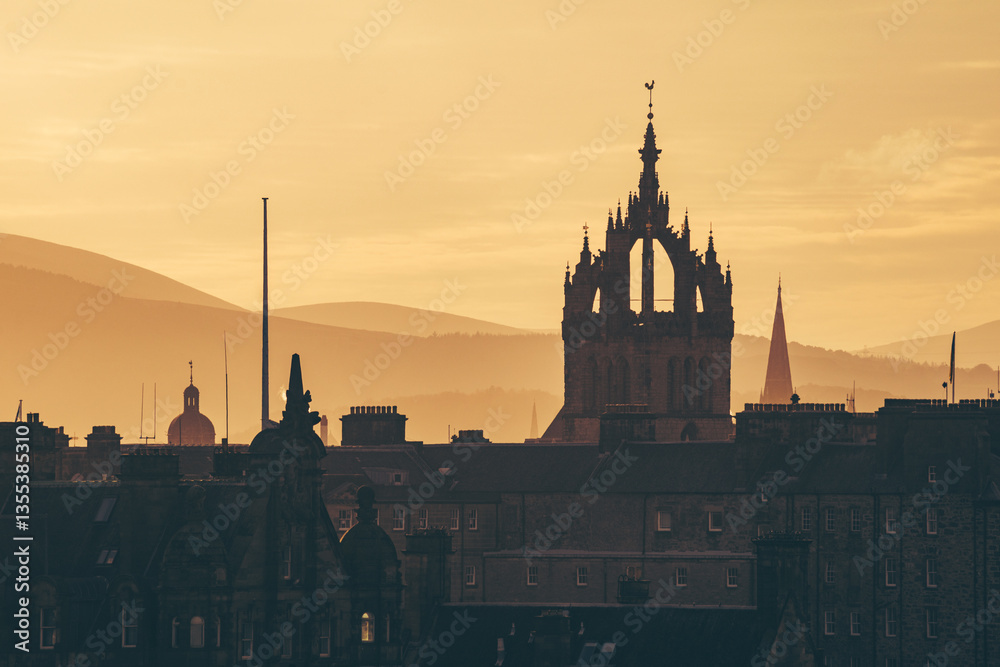 Naklejka premium Edinburgh skyline during sunset