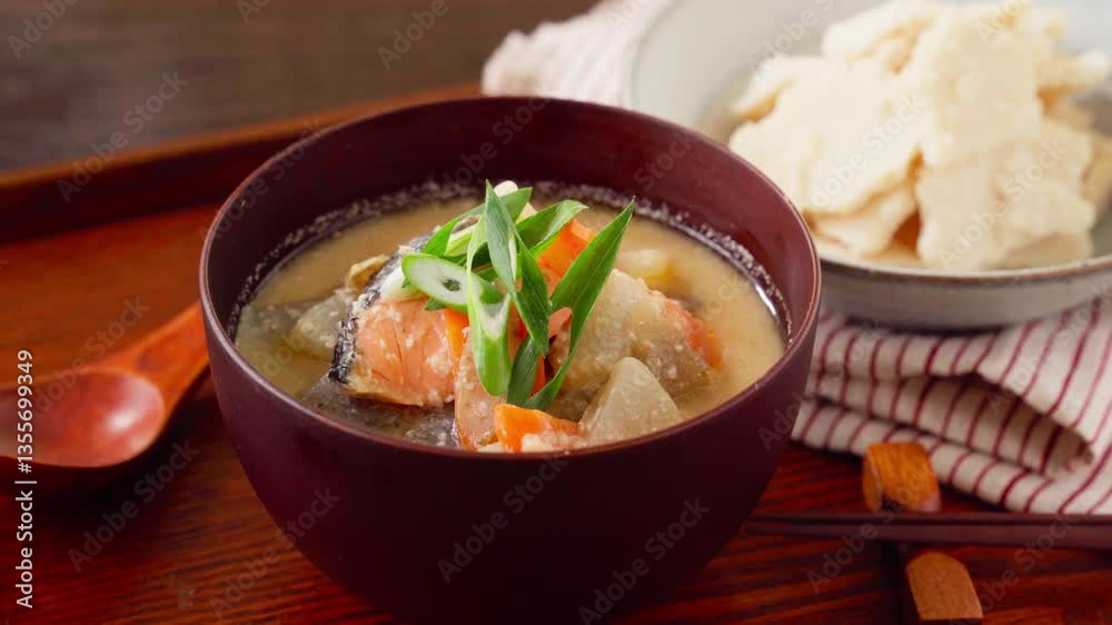 粕汁 - 酒粕を使った日本の伝統的な汁物 粕汁 - 酒粕を使った日本の伝統的な汁物