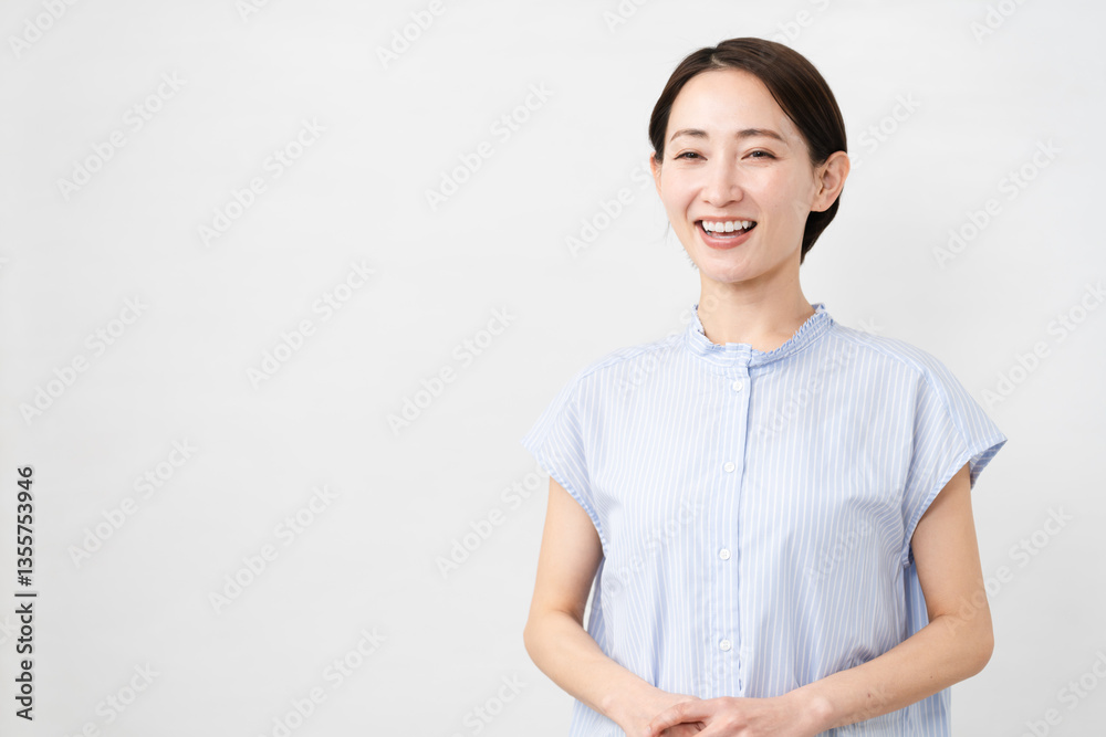 半袖の若い女性.
