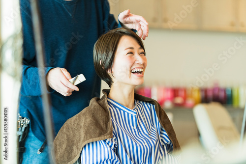 Cuadro en lienzo 美容室でヘアカットをしてもらう30代女性