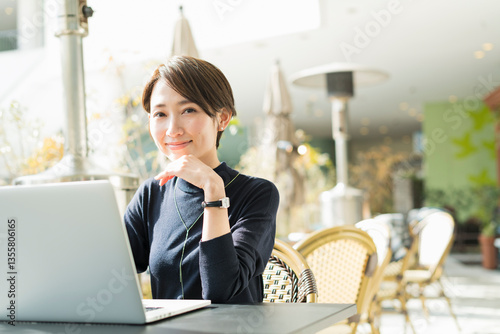 カフェでリモートワークをする30代日本人女性