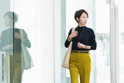 Free Download オフィス街を通勤する30代日本人女性 - GFXLoad