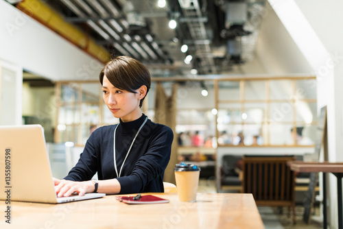 オフィスで仕事をする30代日本人女性