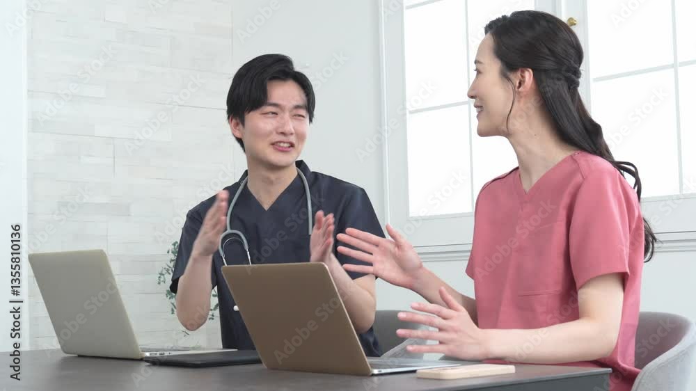 話をする医療従事者 話をする医療従事者