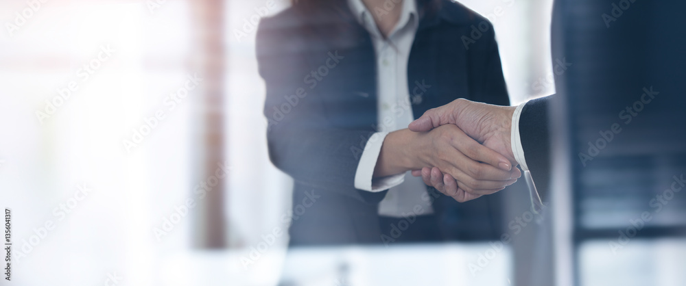 Φωτογραφία Business handshake and successful business deal