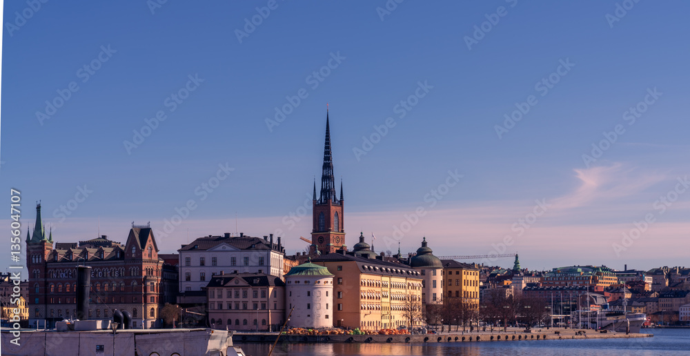Fototapeta premium Riddarholmen Island, Gamla Stan – Stockholm Skyline in Daylight