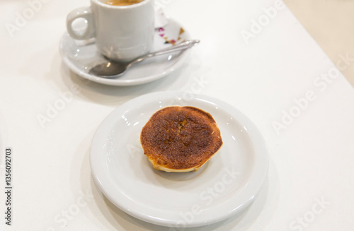 Obraz na płótnie Small cheesecakes, known as Queijadas de Sintra, Portugal w salonie