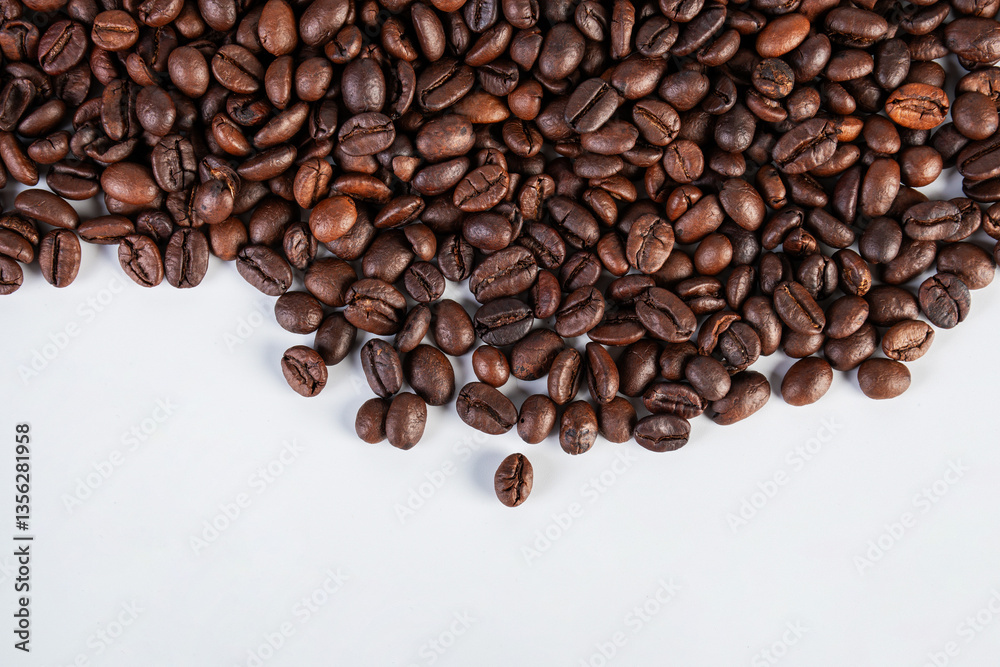 Obraz premium Coffee beans close up isolated on white