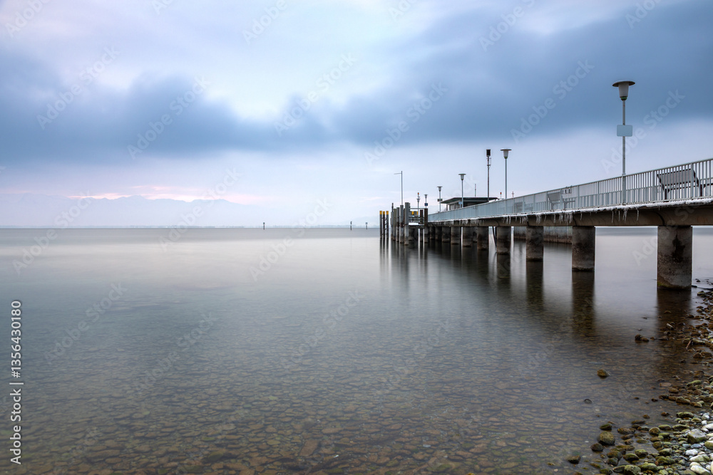 Obraz premium Landungssteg im Hafen von Wasserburg am Bodensee, Bayern