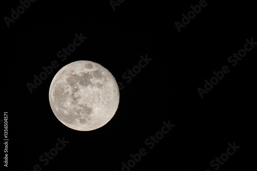 Pleine lune sur fond noir très détaillé photo