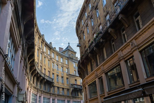 Canvas Print Сurve alley around the rear of the Anker Palace, Budapest