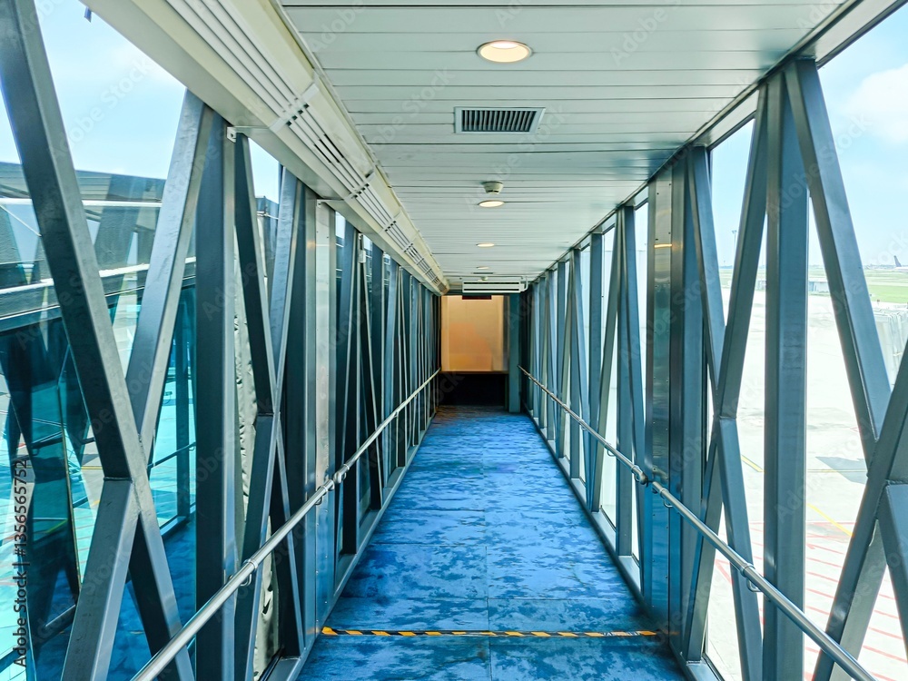 Obraz premium The boarding bridge in an airport
