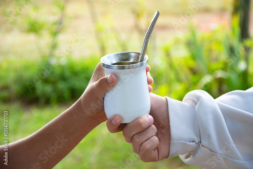 jóvenes bebiendo mate, beber mate en la escuela, compartir mate, amigos