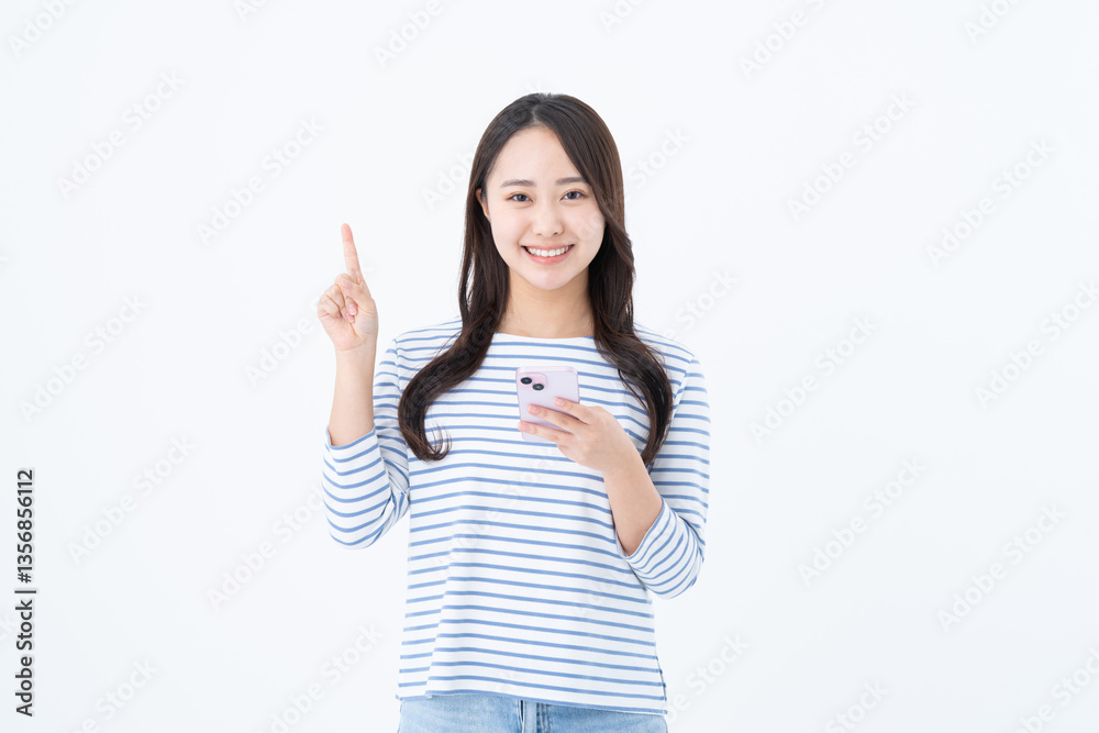 スマホを使う若い女性 スマホを使う若い女性
