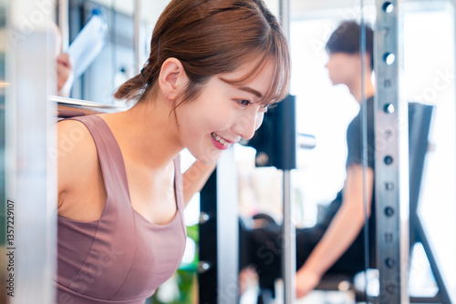 ジムで体を鍛える若い女性