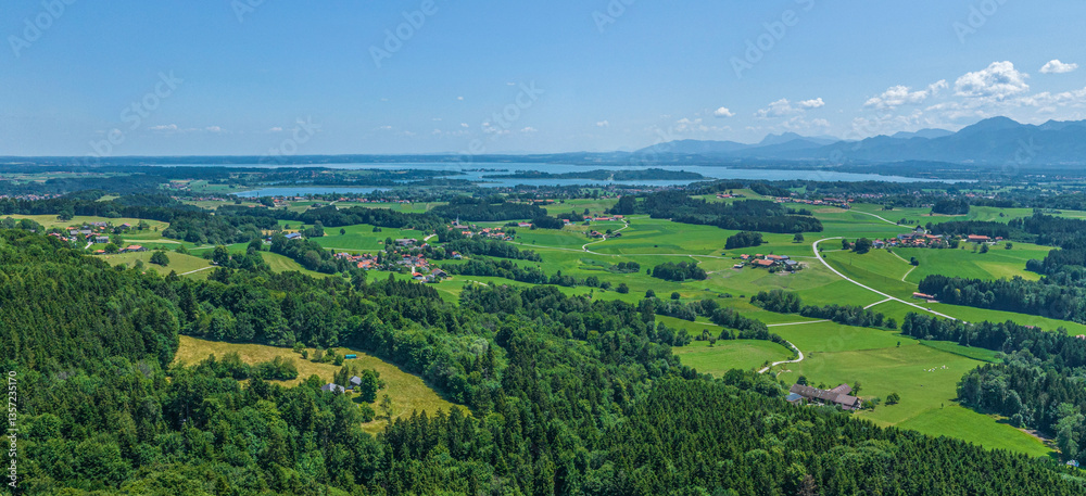 Das oberbayerische Alpenvorland zwischen Chiemsee und Simssee von oben