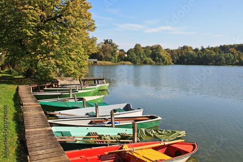 Ruderboote am Ufer des Wesslinger Sees im bayerischen Fünfseenland