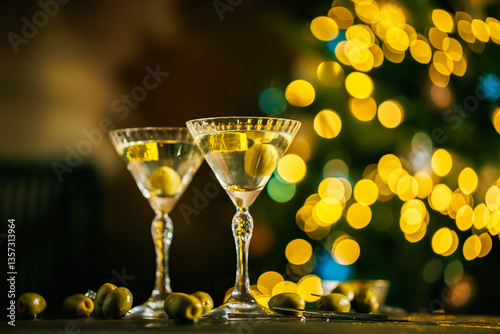 Foto A stylish martini glass with a crisp cocktail and a floating olive, placed in front of softly glowing golden lights, exuding sophistication and a festive feel