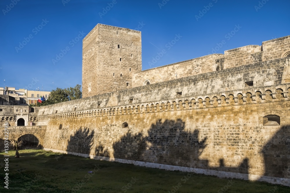bari, italien - mauer und turm am castello svevo