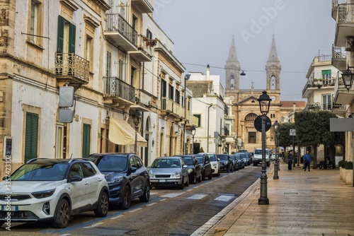 Foto alberobello, italien - straße in der altstadt mit der parrocchia santuario basilica s