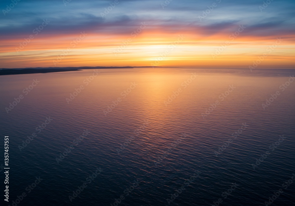 穏やかな夕焼け、水平線に広がる静かな海、優しい光彩 穏やかな夕焼け、水平線に広がる静かな海、優しい光彩