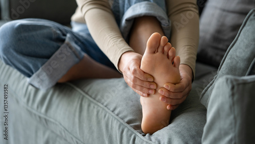 Foto Young woman feeling pain in her foot