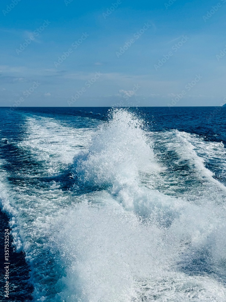 Obraz premium waves from a boat on sea water