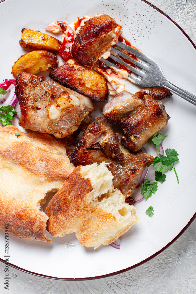 A plate with the remains of a pork kebab, there are no people. A plate with the remains of a pork kebab, there are no people.