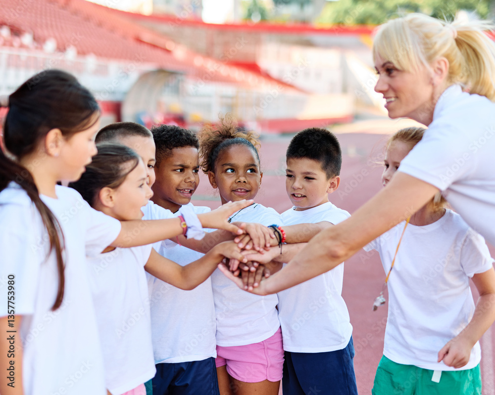 Obraz premium child sport athlete competition support motivation together coach teamwork holding hands success achievement celebration unity exercise kid fitness training