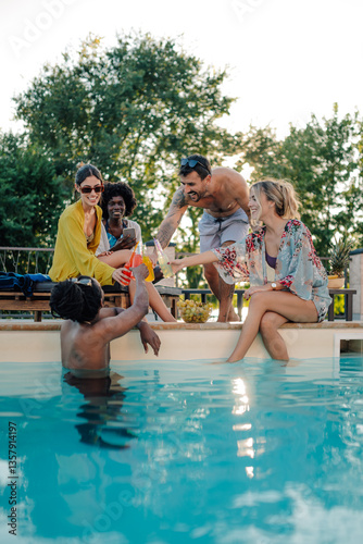 Canvas Print Friends toasting drinks at the poolside during summer party