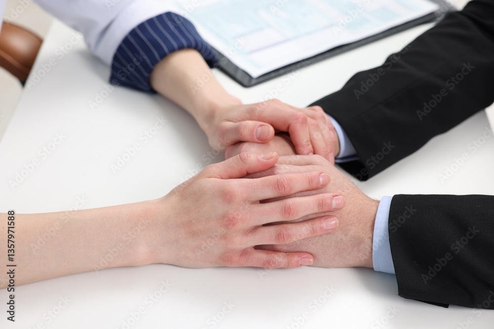 Obraz premium Dependent man having appointment with addiction specialist in clinic, closeup
