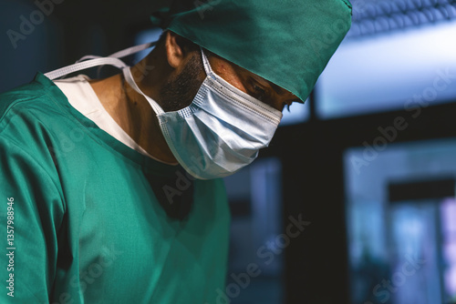 Foto male caucasian doctor working emergency room