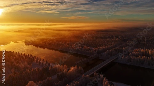 Drone coucher de soleil sur rivière et forêt Laponie Finlandaise