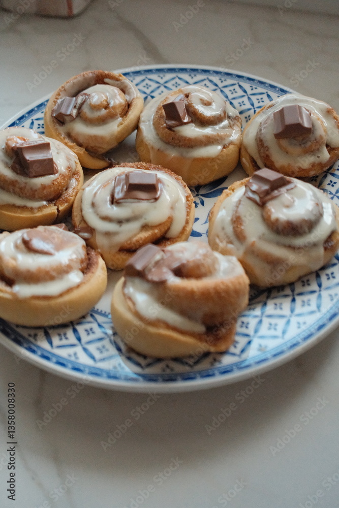 Cinnamon Rolls con glaseado de Kinder en un plato de cocina. Receta. Cinnamon Rolls con glaseado de Kinder en un plato de cocina. Receta.