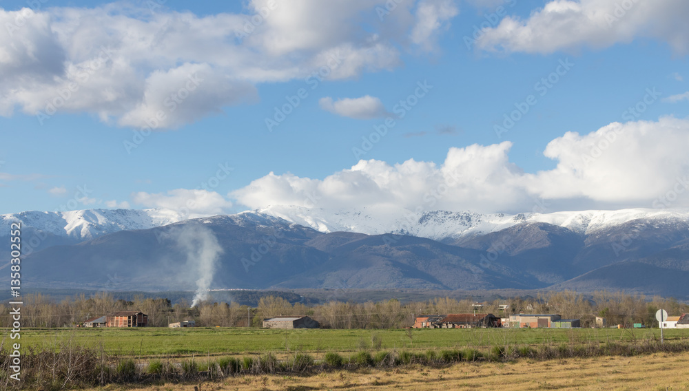 Fototapeta premium Panoramic view of the Sierra de Gredos with snow in springtime