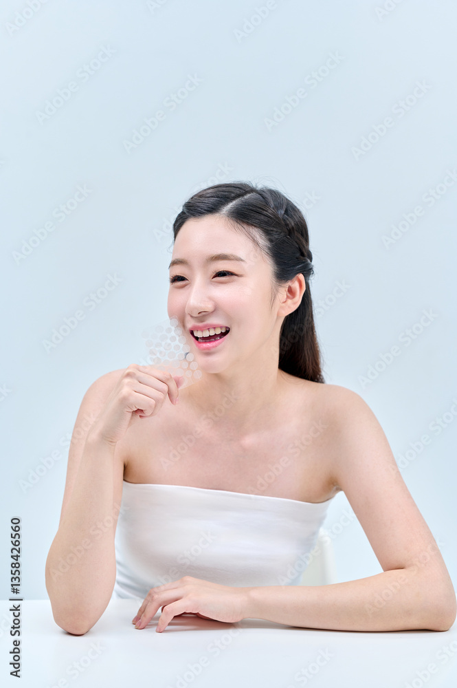 A clean-skinned Asian girl is making various facial expressions and gestures with a patch that she puts on when her face is scarred.
A clean-skinned Asian girl is making various facial expressions and gestures with a patch that she puts on when her face is scarred.