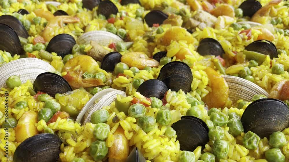 Preparación española Paella a punto de ser servida.