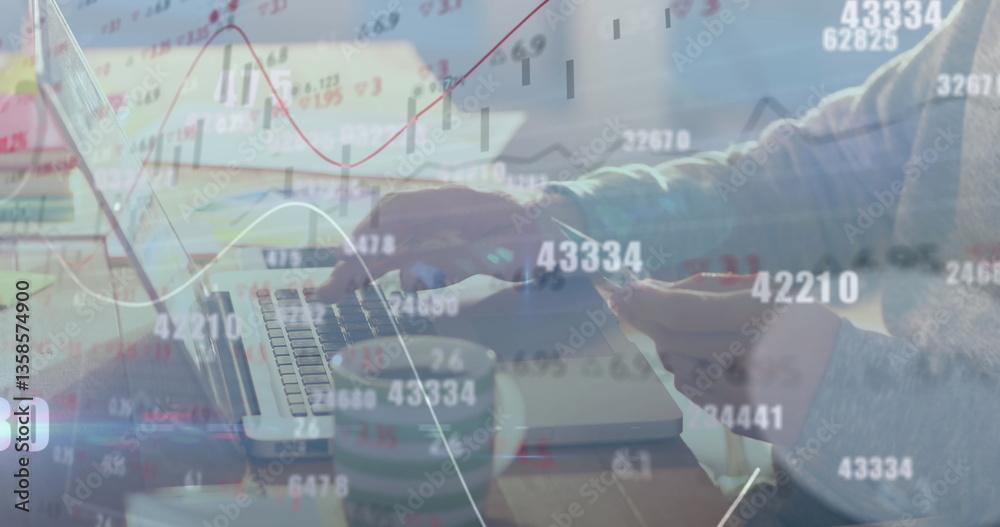 Obraz premium Image of numbers changing and financial data processing over man paying online using laptop