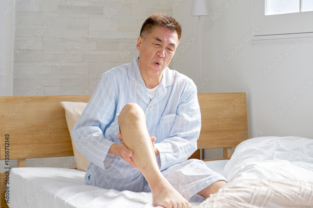 足がつる中年の男性 足がつる中年の男性