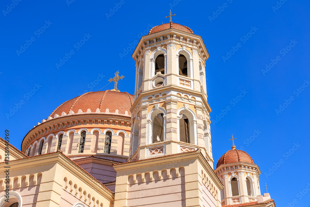 Fototapeta premium A large building with a dome and two towers